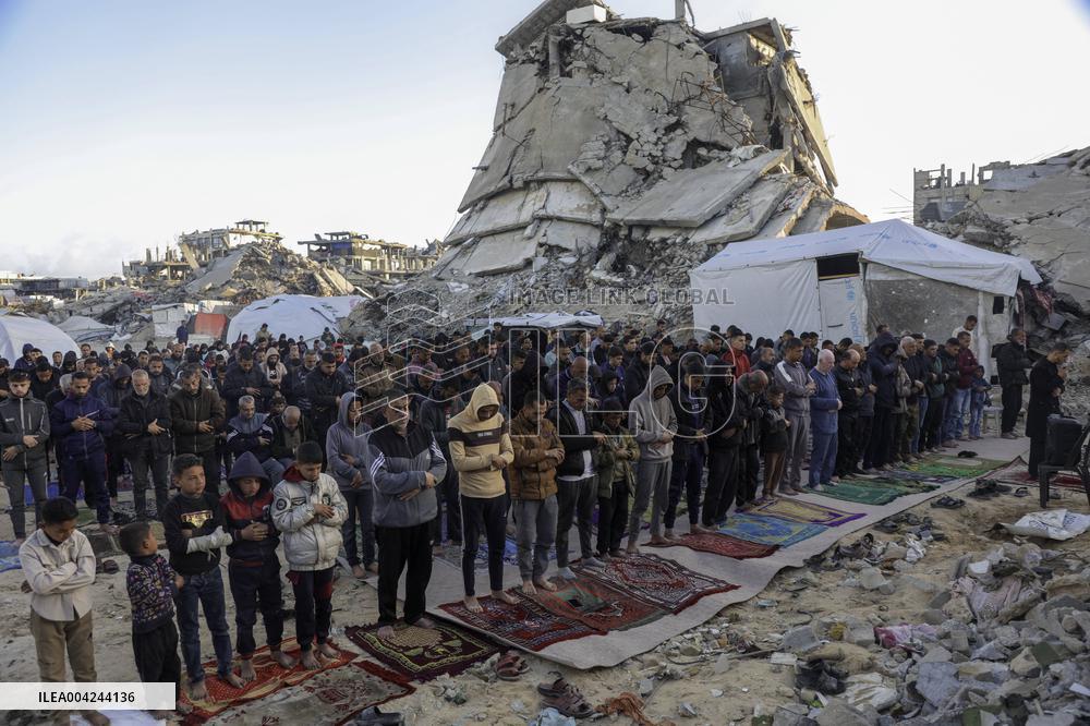 Palestinians Celebrate Eid al Fitr among the rubbles - Gaza