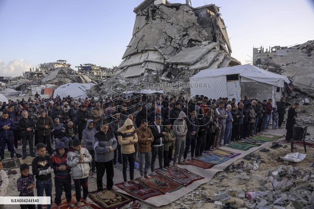 Palestinians Celebrate Eid al Fitr among the rubbles - Gaza