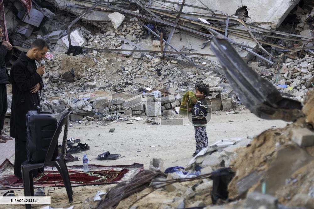 Palestinians Celebrate Eid al Fitr among the rubbles - Gaza