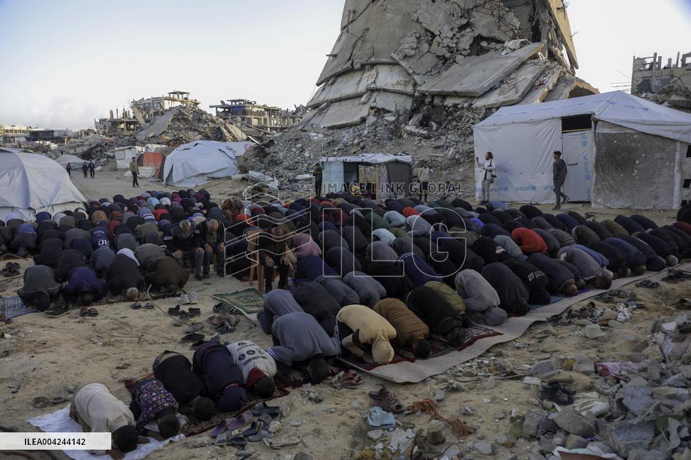 Palestinians Celebrate Eid al Fitr among the rubbles - Gaza