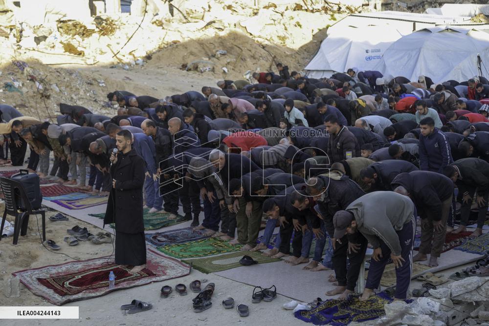 Palestinians Celebrate Eid al Fitr among the rubbles - Gaza