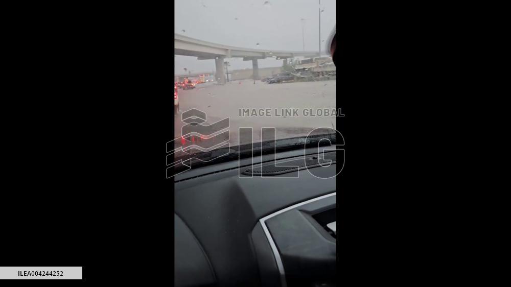 US: Flash Flood Strikes South Texas, Cars Stranded in Floodwater 4