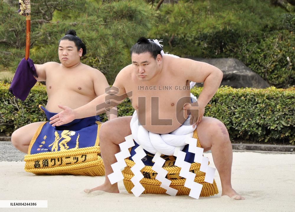 Sumo: Hoshoryu performs ring-entering ritual