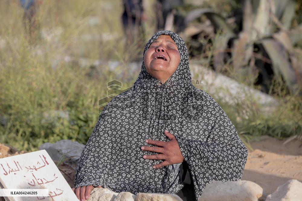 Palestinians visit the graves on the day of Eid al-Fitr - Gaza