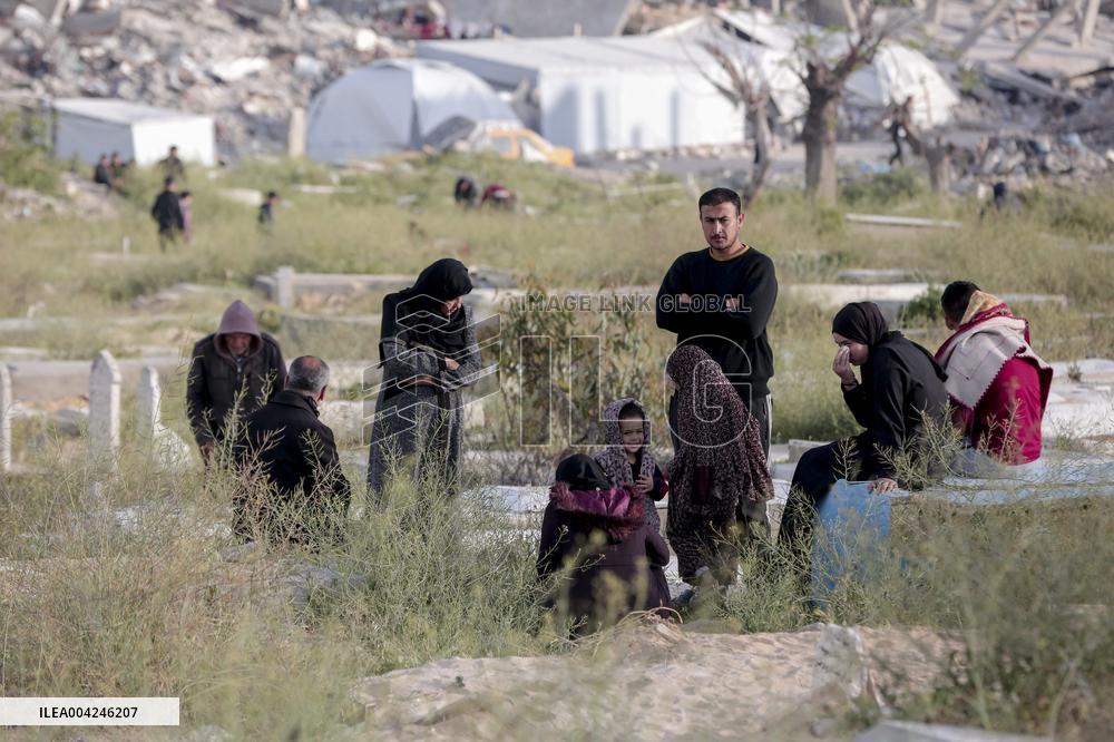 Palestinians visit the graves on the day of Eid al-Fitr - Gaza