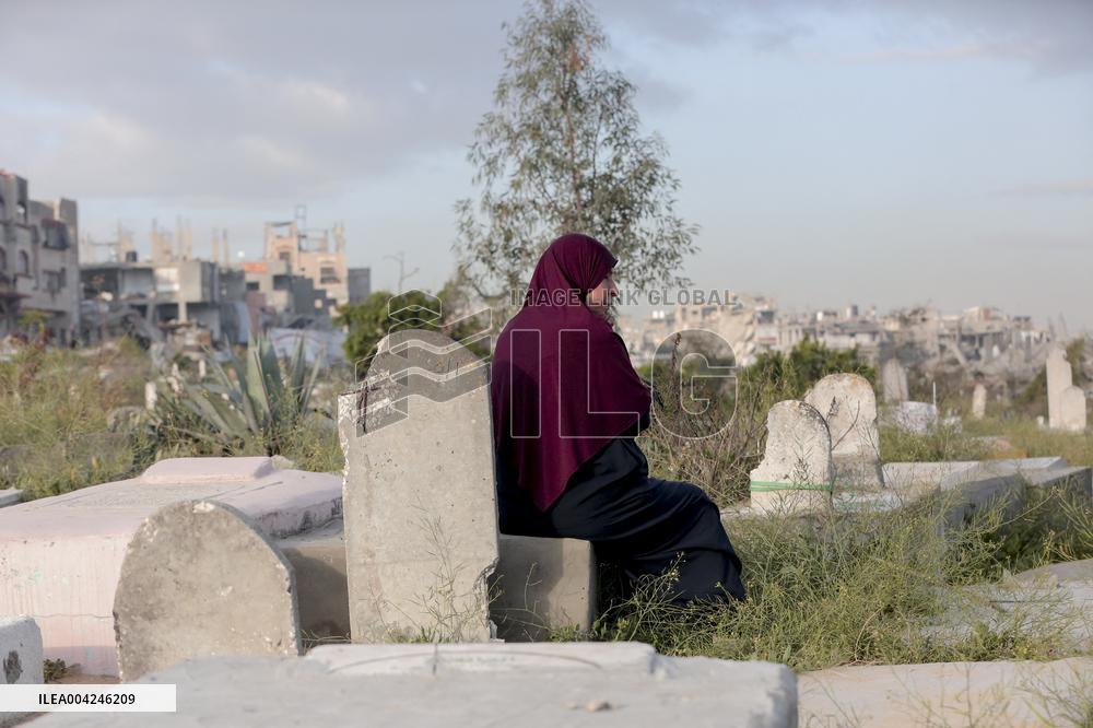 Palestinians visit the graves on the day of Eid al-Fitr - Gaza