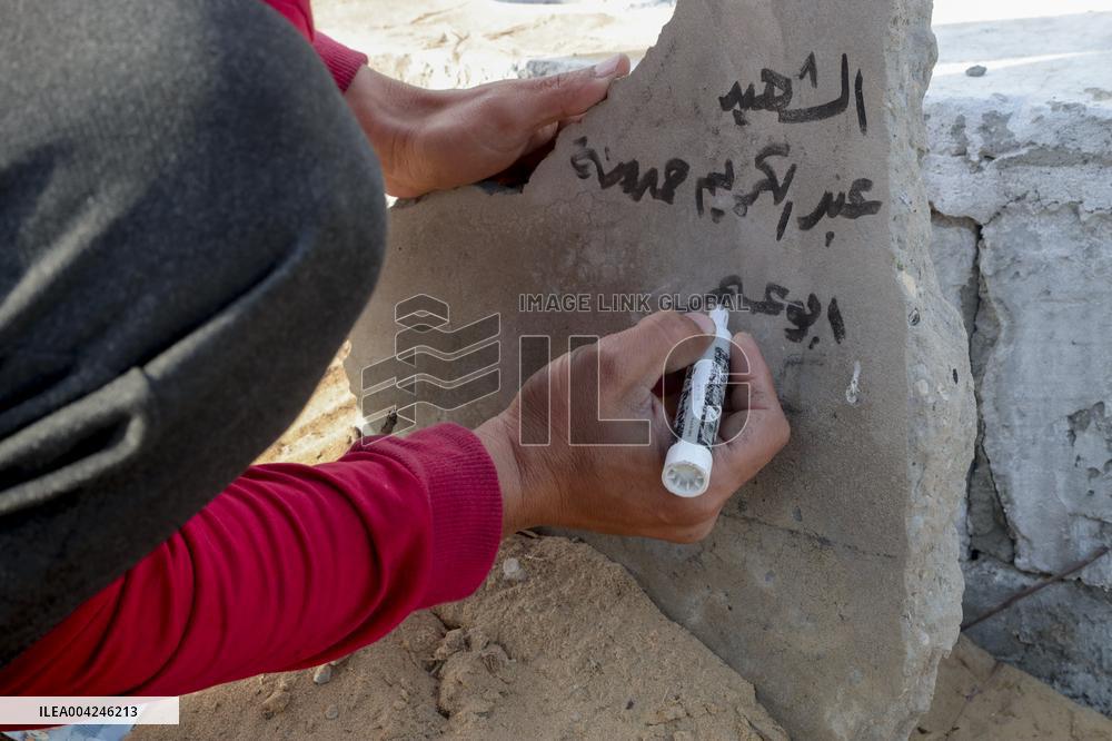 Palestinians visit the graves on the day of Eid al-Fitr - Gaza