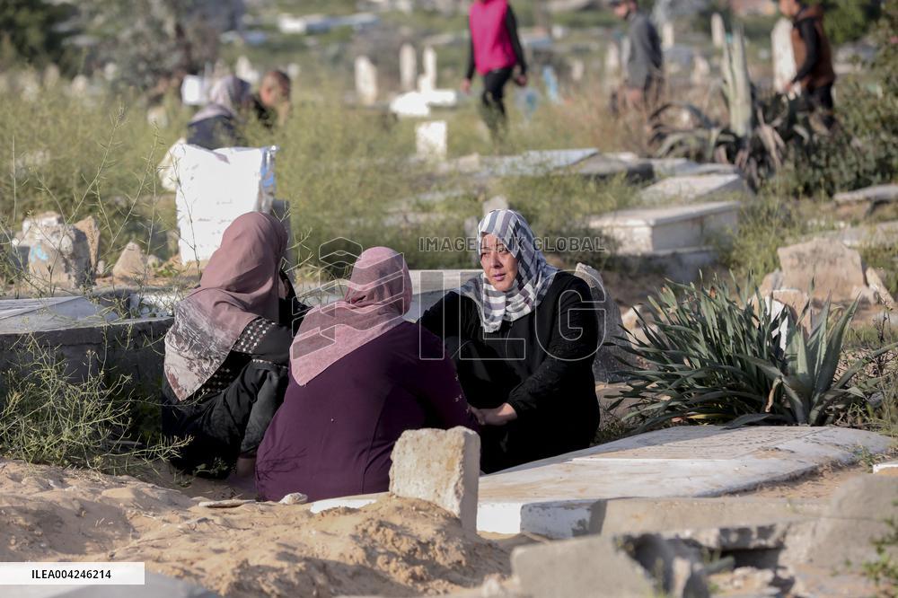 Palestinians visit the graves on the day of Eid al-Fitr - Gaza