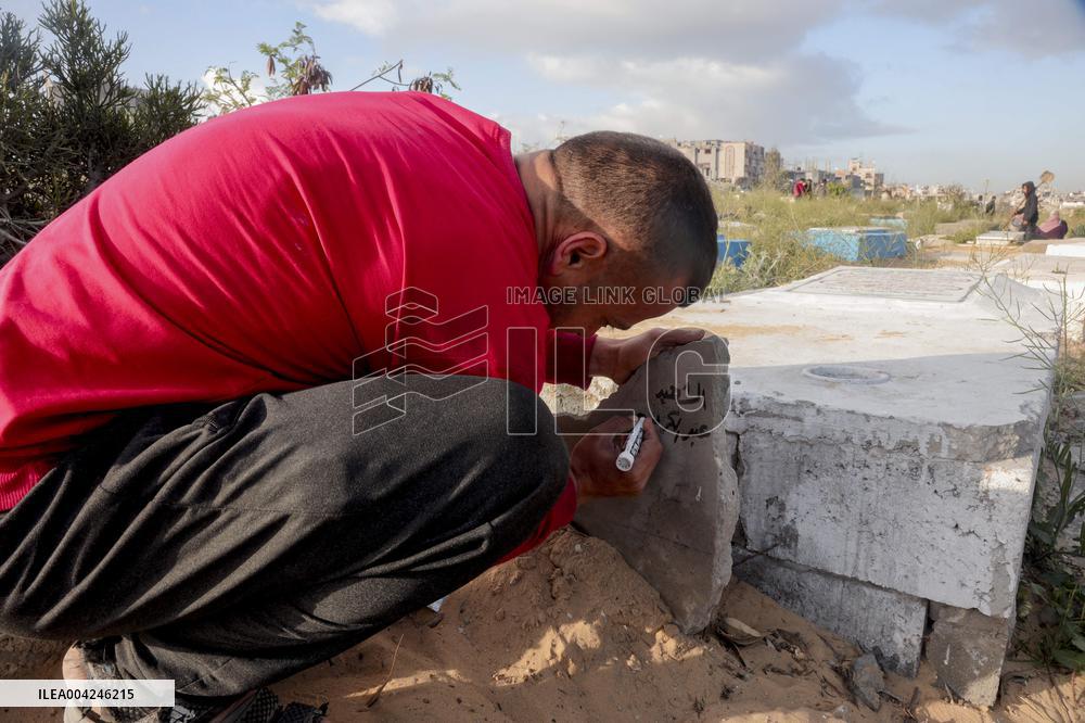 Palestinians visit the graves on the day of Eid al-Fitr - Gaza