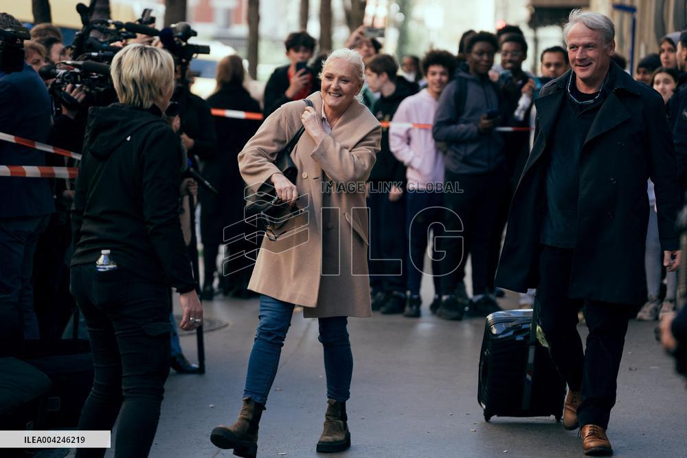 Marine Le Pen leaves her headquarters to go to the 8 p.m. news on TF1 - Paris AJ