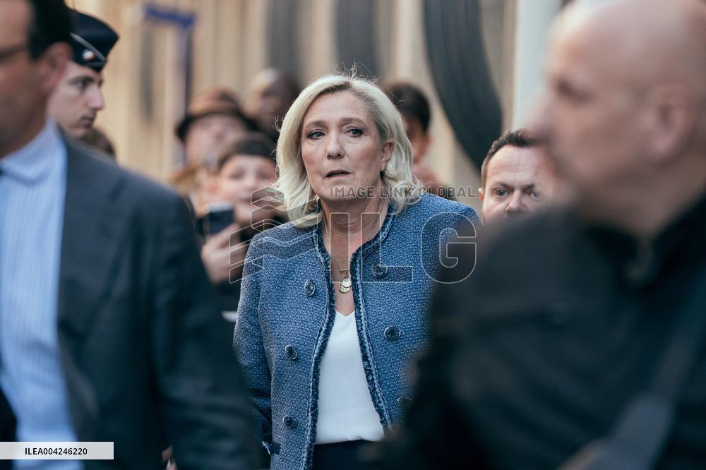 Marine Le Pen leaves her headquarters to go to the 8 p.m. news on TF1 - Paris AJ