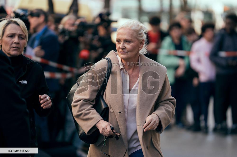Marine Le Pen leaves her headquarters to go to the 8 p.m. news on TF1 - Paris AJ