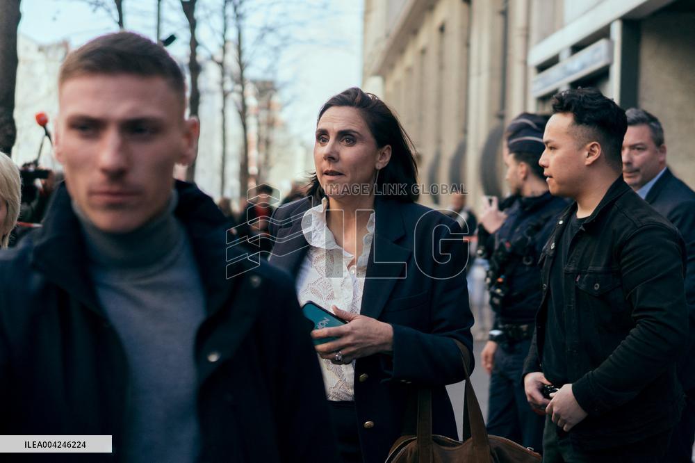 Marine Le Pen leaves her headquarters to go to the 8 p.m. news on TF1 - Paris AJ