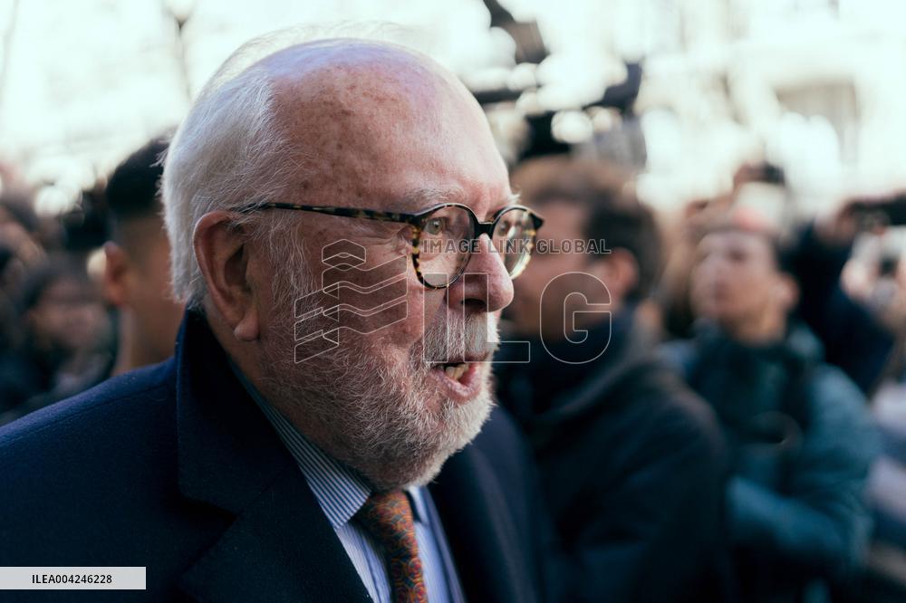 Marine Le Pen leaves her headquarters to go to the 8 p.m. news on TF1 - Paris AJ