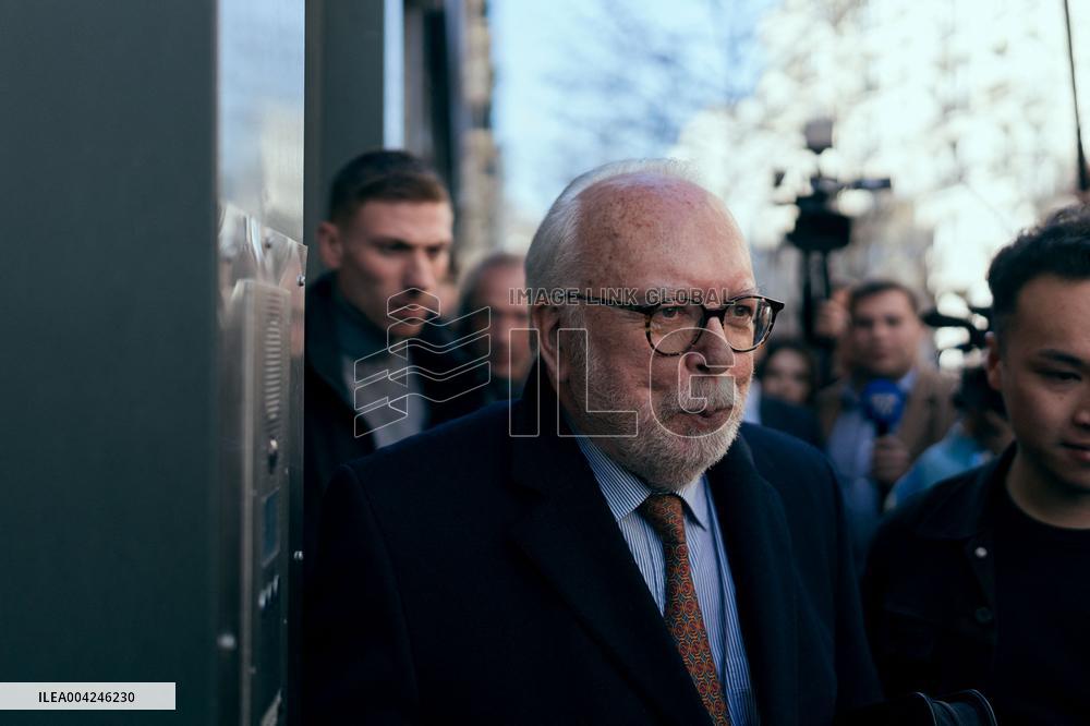 Marine Le Pen leaves her headquarters to go to the 8 p.m. news on TF1 - Paris AJ