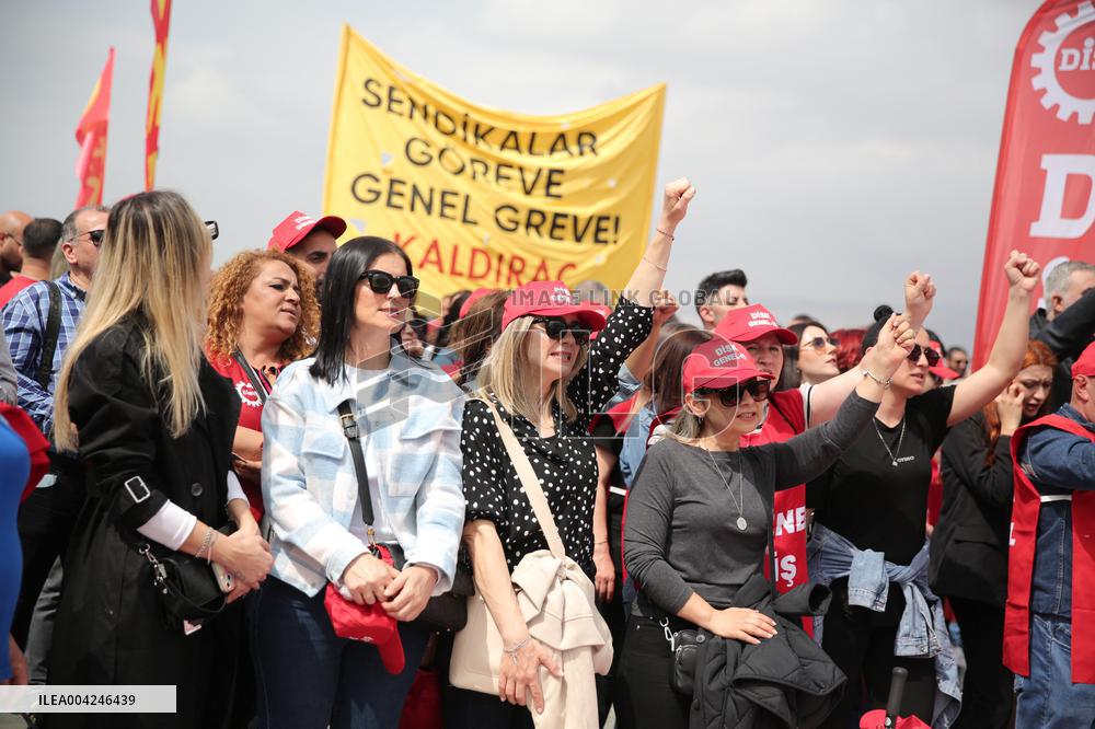 Workers on strike in Izmir over jailing of Erdogan's main rival