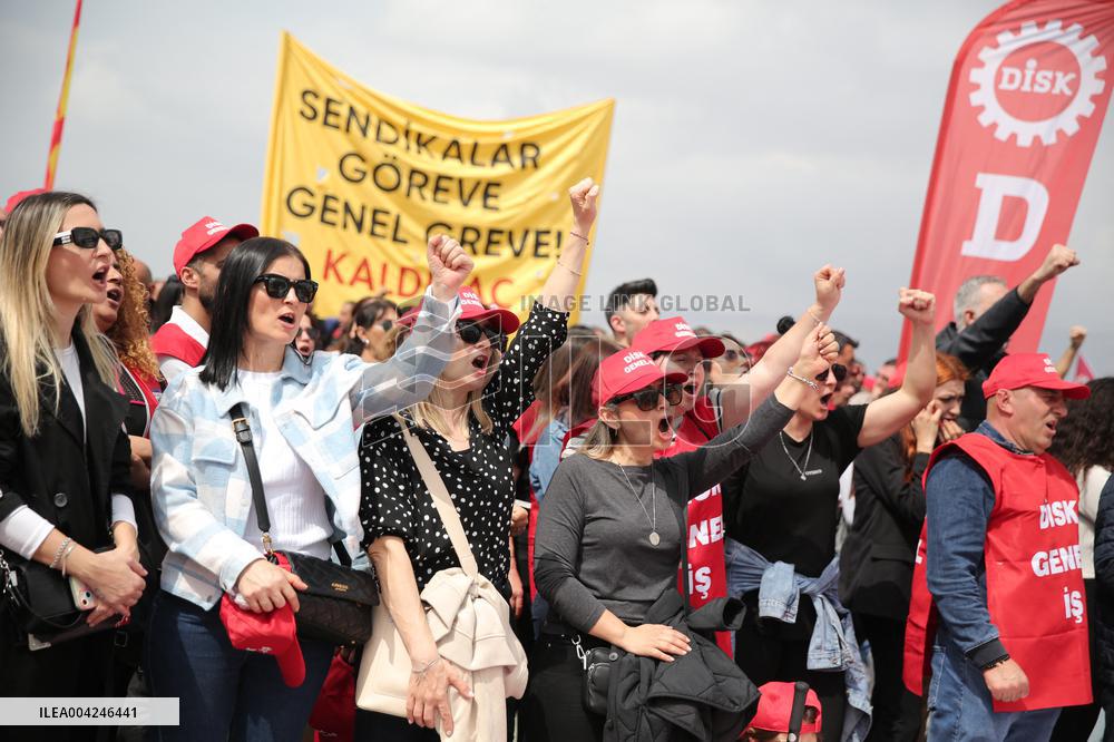 Workers on strike in Izmir over jailing of Erdogan's main rival