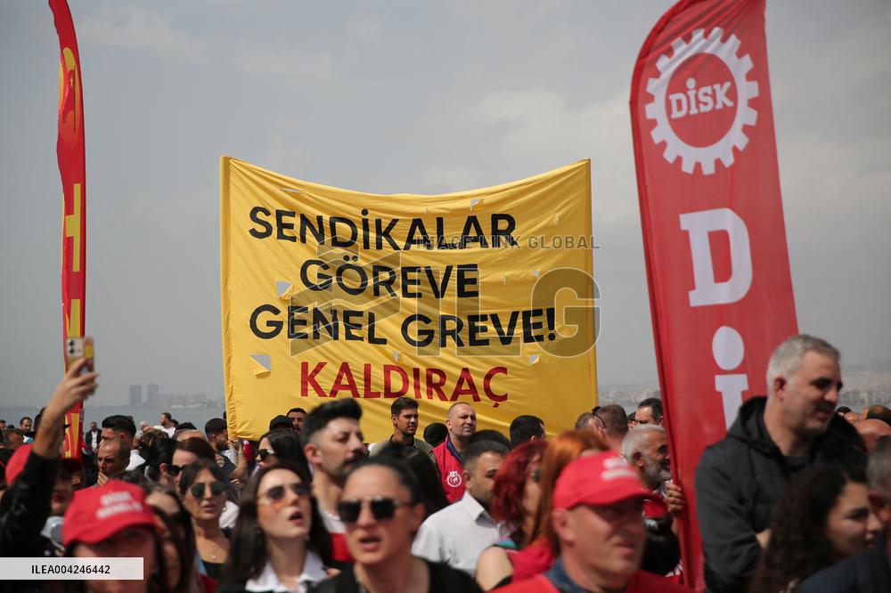 Workers on strike in Izmir over jailing of Erdogan's main rival