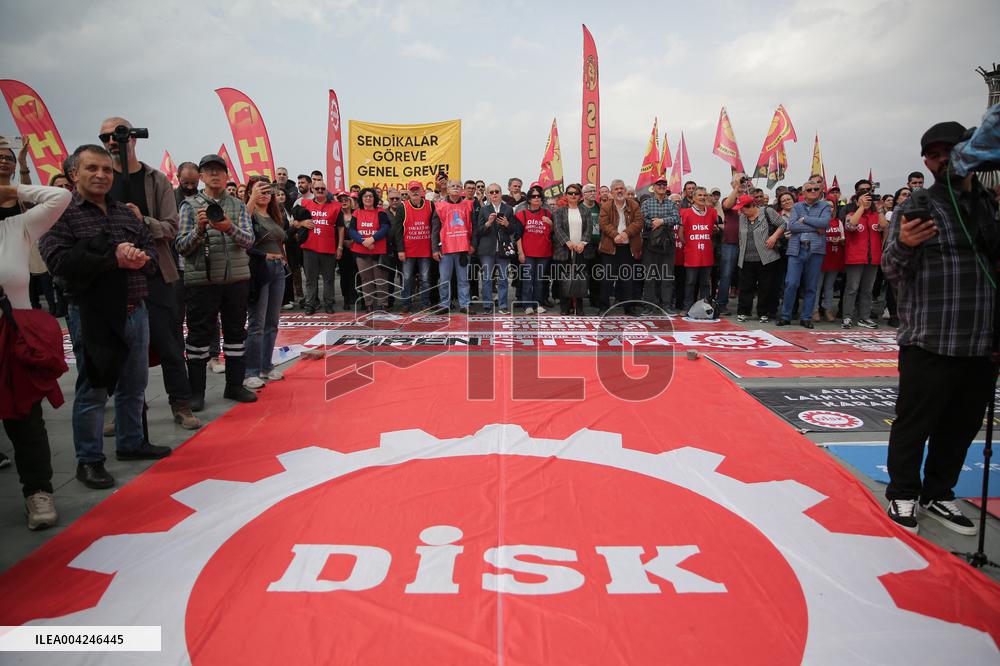 Workers on strike in Izmir over jailing of Erdogan's main rival