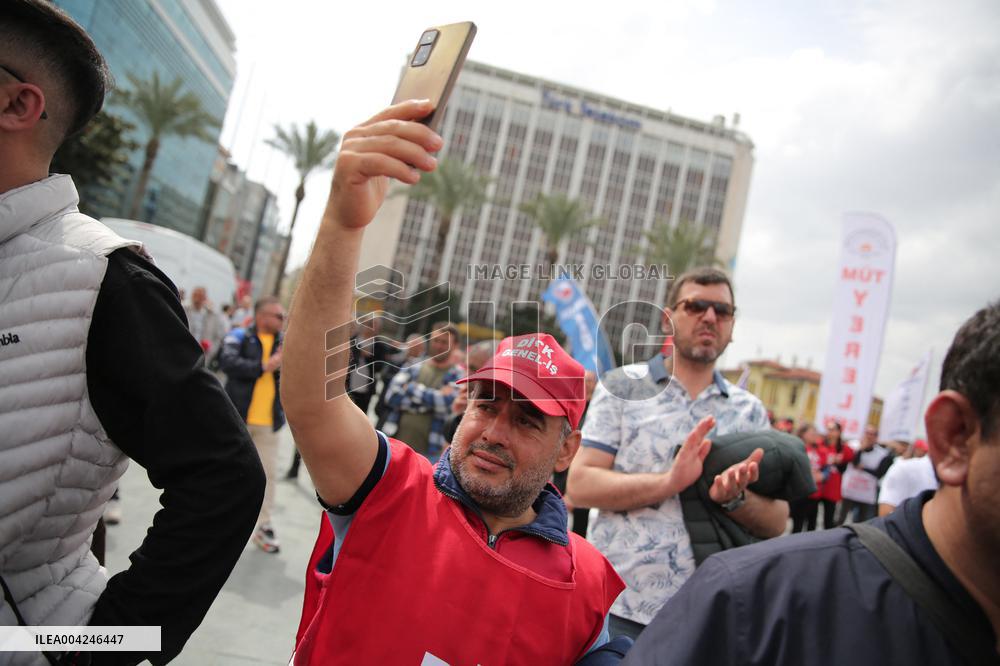 Workers on strike in Izmir over jailing of Erdogan's main rival