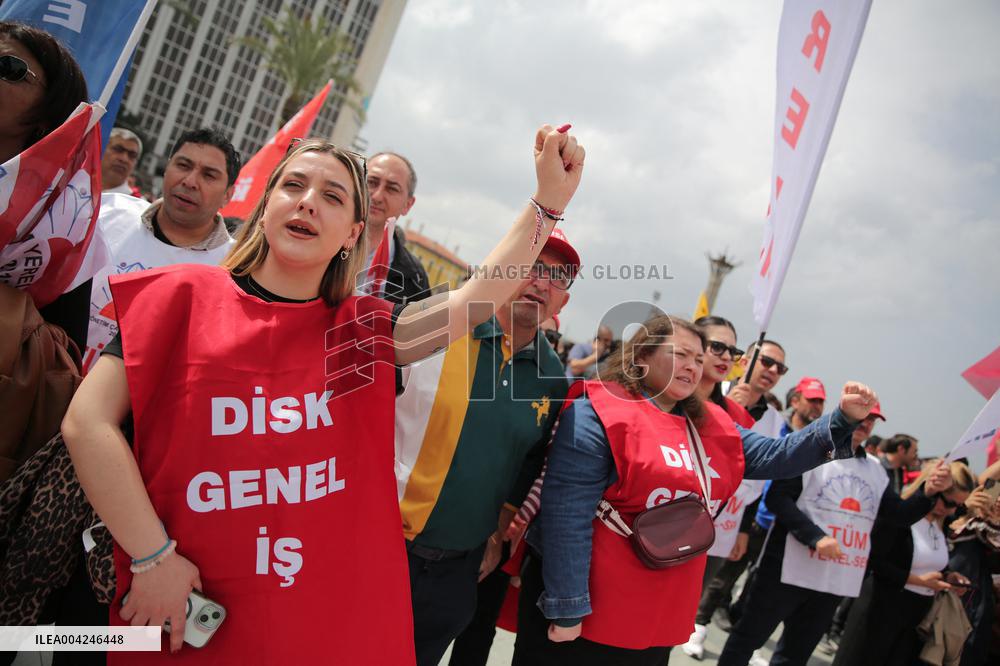 Workers on strike in Izmir over jailing of Erdogan's main rival