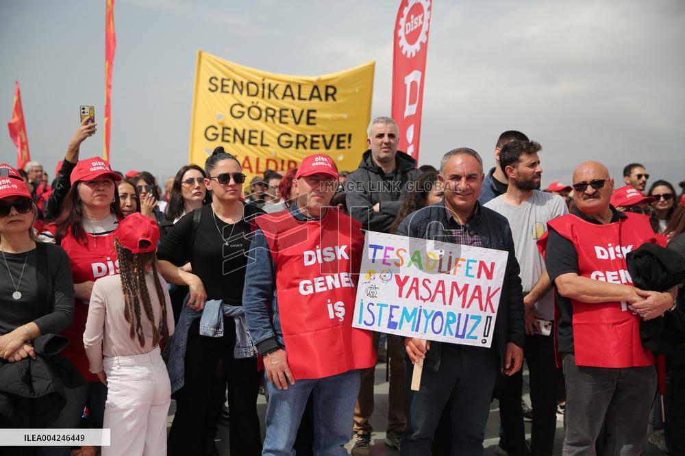 Workers on strike in Izmir over jailing of Erdogan's main rival