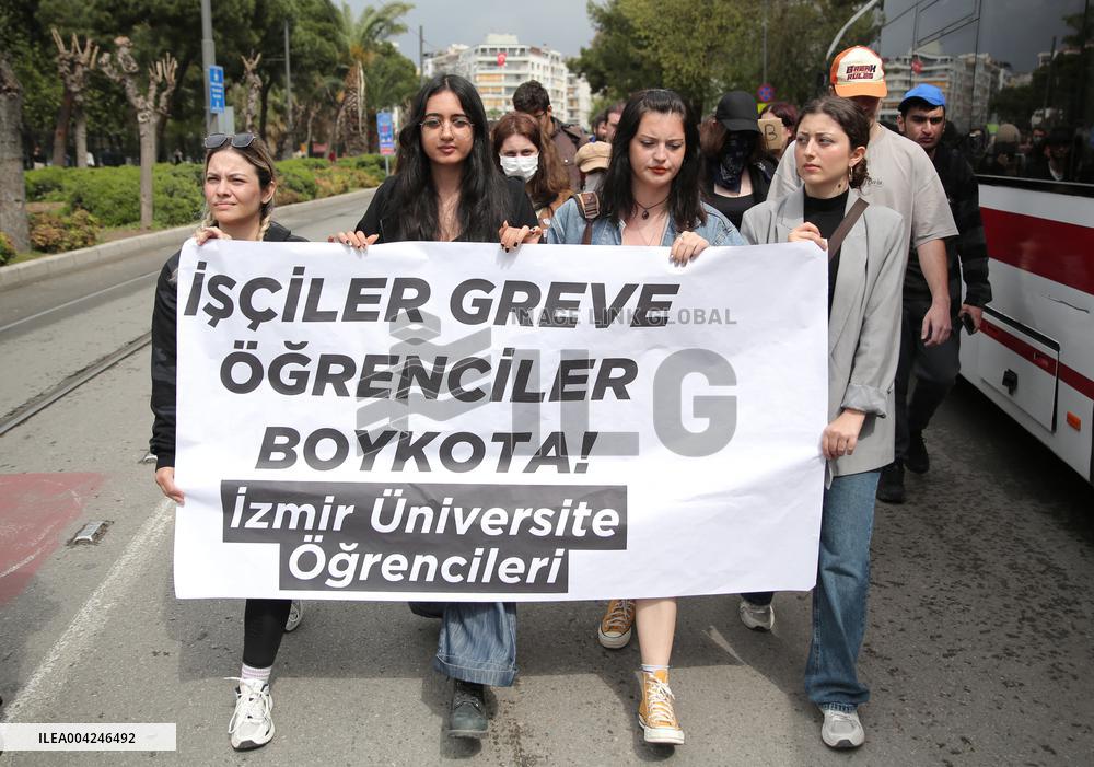 University students protest over jailing of Erdogan's main rival - Izmir