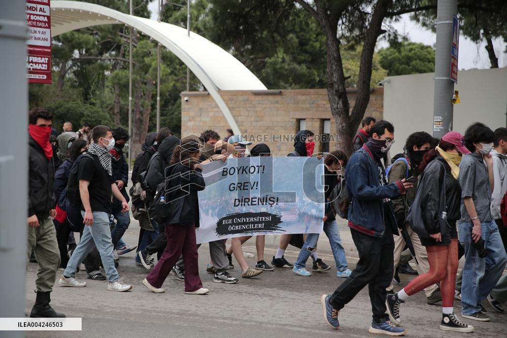 University students protest over jailing of Erdogan's main rival - Izmir