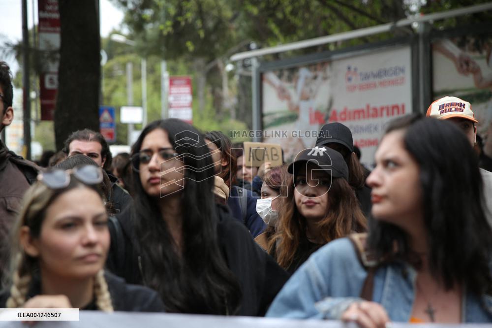 University students protest over jailing of Erdogan's main rival - Izmir
