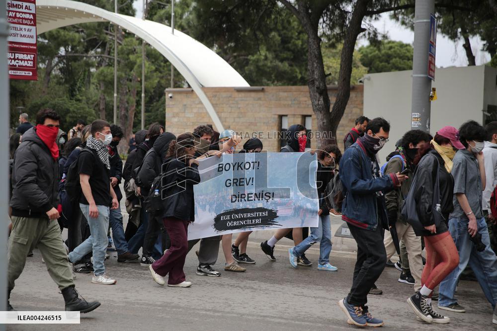University students protest over jailing of Erdogan's main rival - Izmir
