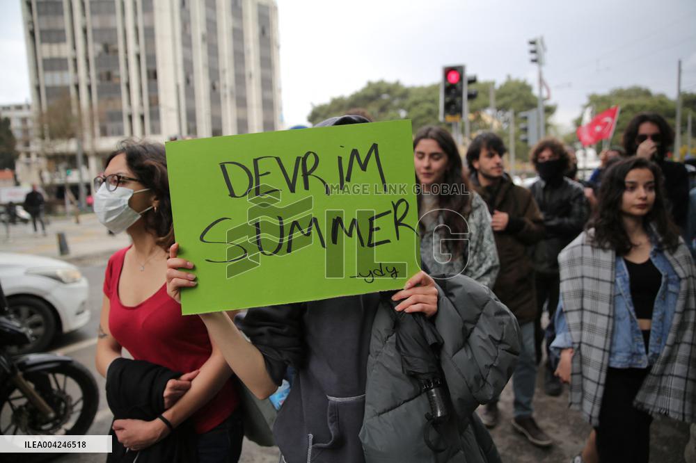 University students protest over jailing of Erdogan's main rival - Izmir