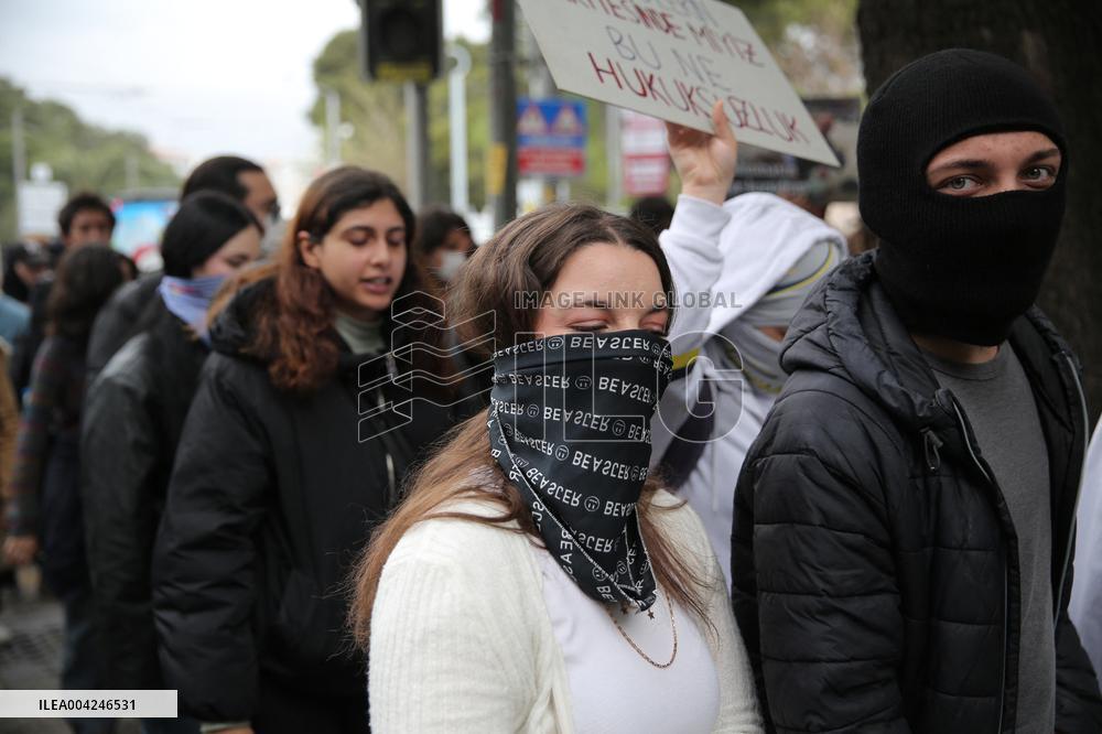 University students protest over jailing of Erdogan's main rival - Izmir