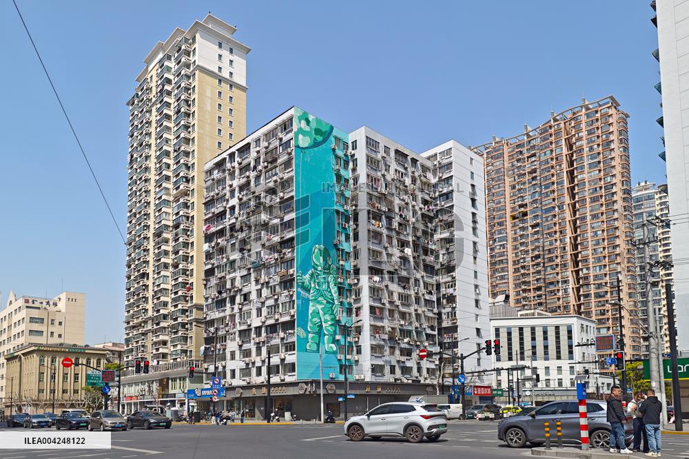 Giant Astronaut Graffiti