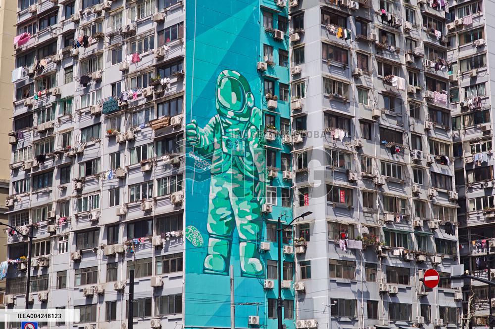 Giant Astronaut Graffiti