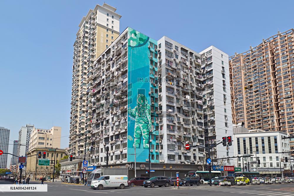 Giant Astronaut Graffiti