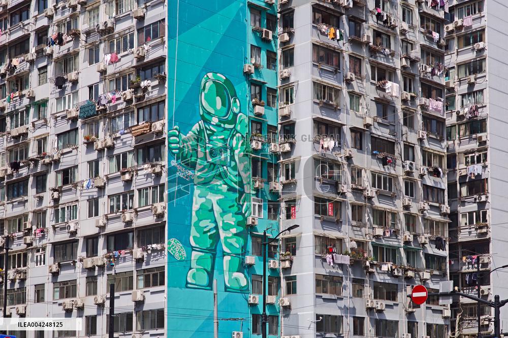 Giant Astronaut Graffiti