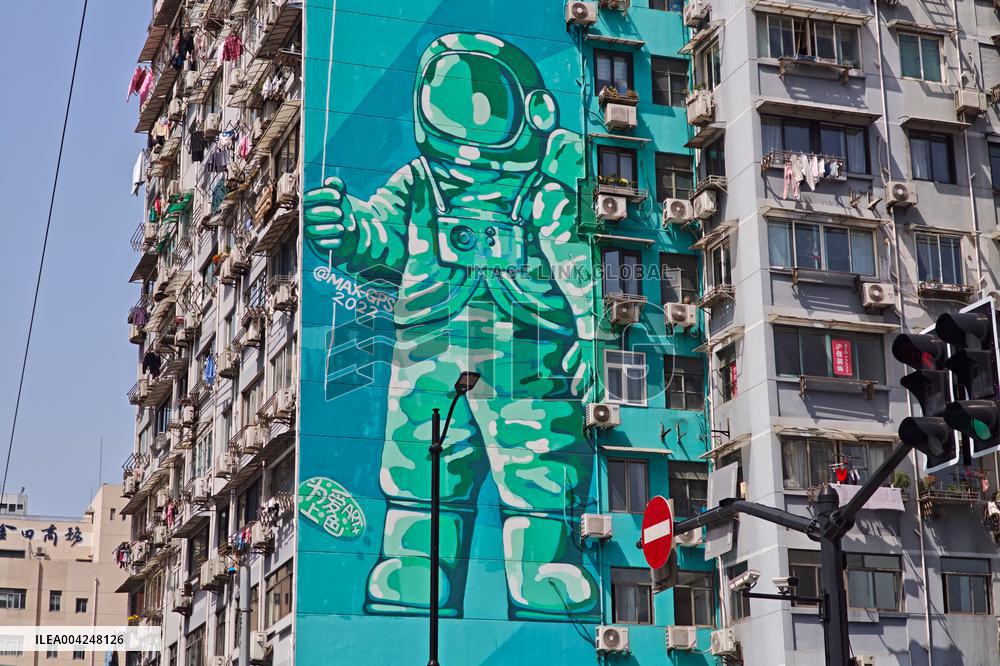 Giant Astronaut Graffiti