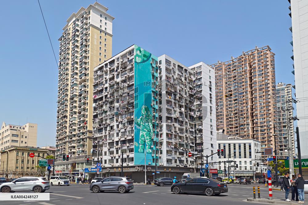 Giant Astronaut Graffiti