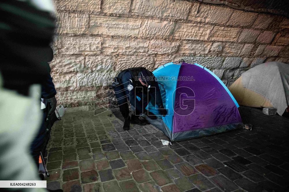 Police Clear Migrant Camp Along Seine After Gaite Lyrique Eviction - Paris
