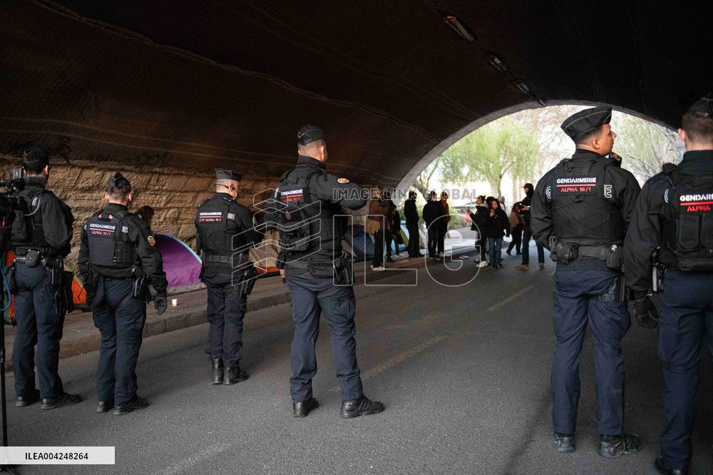 Police Clear Migrant Camp Along Seine After Gaite Lyrique Eviction - Paris