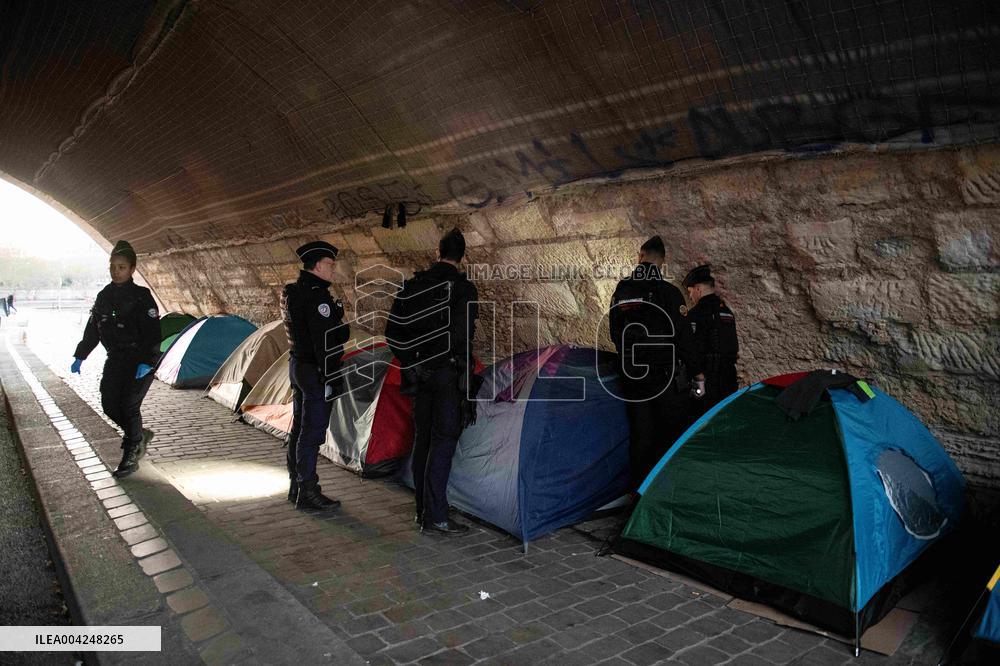 Police Clear Migrant Camp Along Seine After Gaite Lyrique Eviction - Paris
