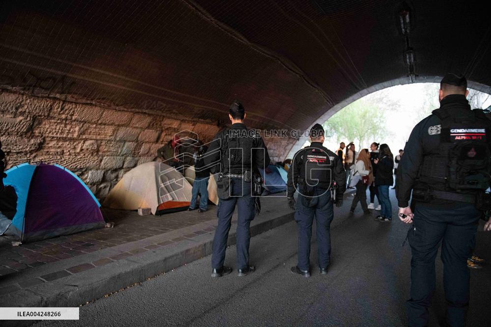 Police Clear Migrant Camp Along Seine After Gaite Lyrique Eviction - Paris