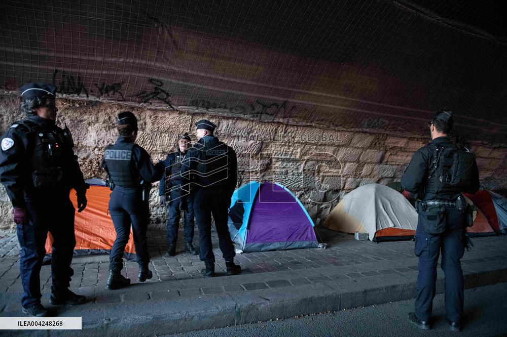 Police Clear Migrant Camp Along Seine After Gaite Lyrique Eviction - Paris