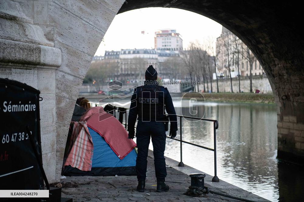 Police Clear Migrant Camp Along Seine After Gaite Lyrique Eviction - Paris