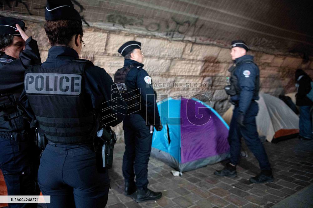 Police Clear Migrant Camp Along Seine After Gaite Lyrique Eviction - Paris