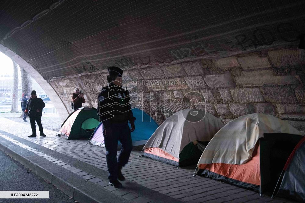 Police Clear Migrant Camp Along Seine After Gaite Lyrique Eviction - Paris