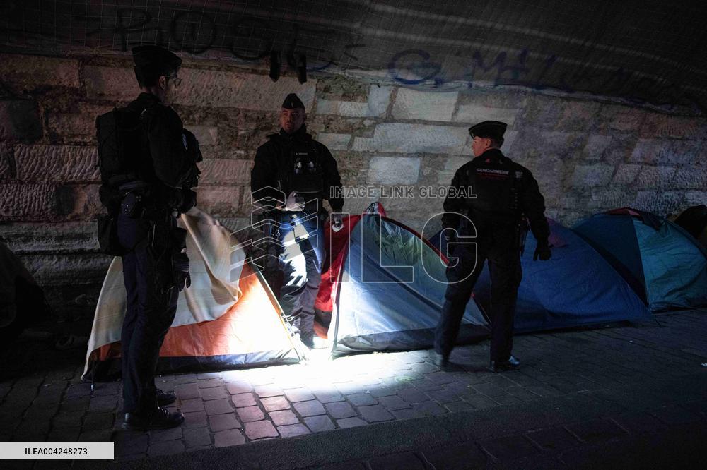 Police Clear Migrant Camp Along Seine After Gaite Lyrique Eviction - Paris