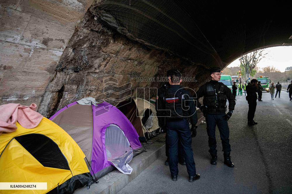 Police Clear Migrant Camp Along Seine After Gaite Lyrique Eviction - Paris