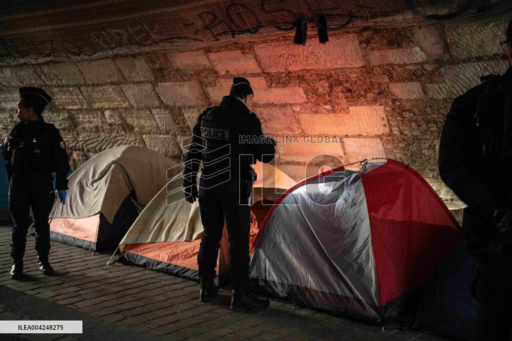 Police Clear Migrant Camp Along Seine After Gaite Lyrique Eviction - Paris