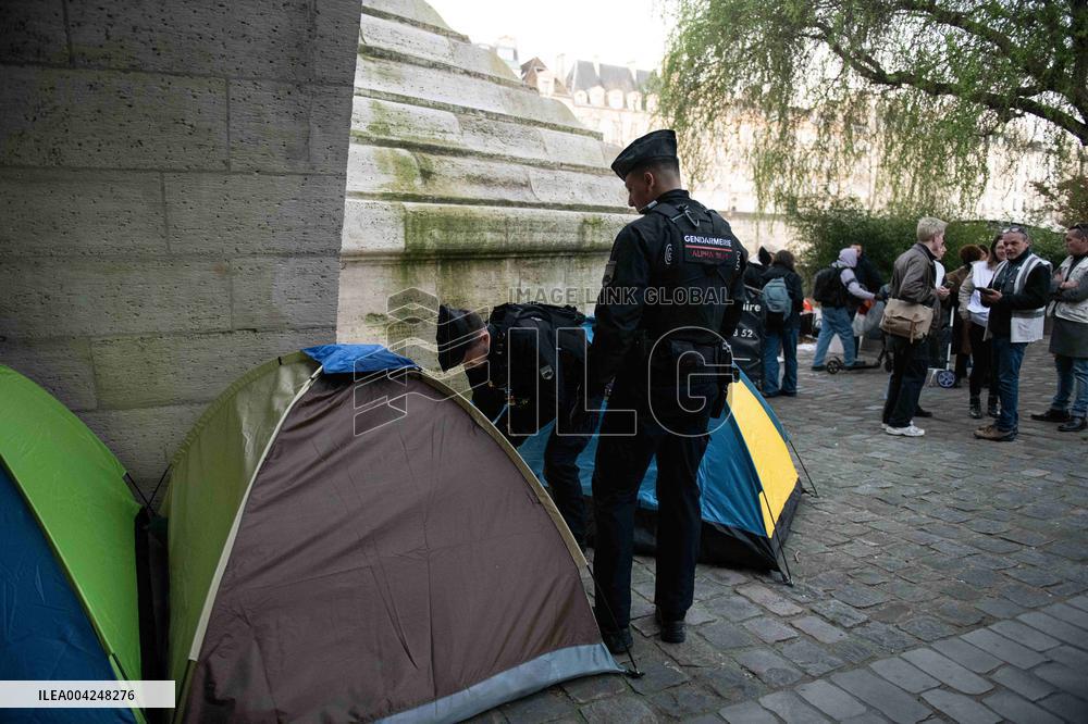 Police Clear Migrant Camp Along Seine After Gaite Lyrique Eviction - Paris